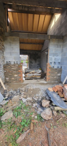 Photo de galerie - 

montage pierres sur futur entrée avec de la brique sur les jambage et le linteau 