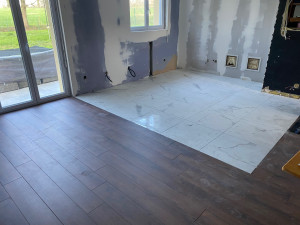 Photo de galerie - Doublage placo collé de 120 
Pose de parquet puis de carrelage dans une pièce à vivre 
Le résultat es comme attendus par les clients 