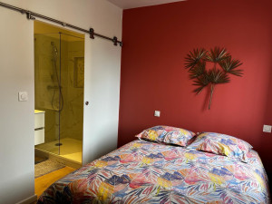 Photo de galerie - Rénovation complète d’une suite parentale incluant : peinture, pose de parquet, et création d’une salle de bain complète avec receveur de douche, raccordements, meuble vasque et faïence.

Travaux réalisés par nos soins.