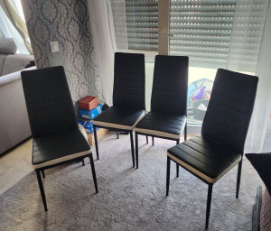 Photo de galerie - Montage et assemblage chaises .
