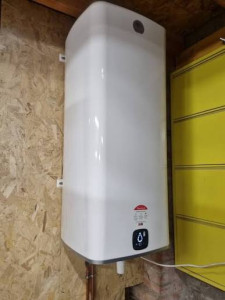 Photo de galerie - Installation complète d’un chauffe-eau avec raccordements hydrauliques et mise en service.