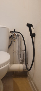 Photo de galerie - Création complète d'une alimentation en eau et d'une évacuation PVC pour machine à laver dans un espace WC. Raccordement d'arrivée d'eau double sortie et pose d'un siphon d'évacuation avec raccordement sur la pipe WC. Travail propre et soigné.