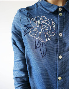 Photo de galerie - Chemisier et broderie cousu main