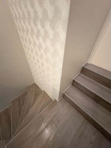 Photo de galerie - Rénovation d’une cage d’escalier. Mise en peinture + tapisserie