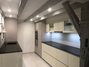 Photo de galerie - Pose de cuisine avec plan de travail en granit noir