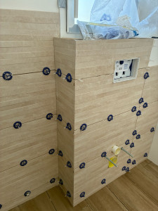 Photo de galerie - Pose en cours d’un carrelage effet pierre en 30x60 avec finition angle sans baguette coupé à 45* 