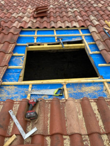 Photo de galerie - Réalisation d’une ouverture, pose VELUX