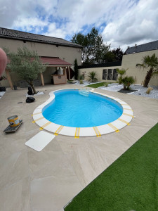 Photo de galerie - Réalisation de dalle,pose de carrelage et margelles et décoration 