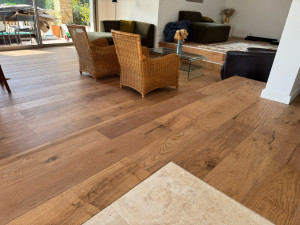 Photo de galerie - Pose parquet massif mêlé au travertin 