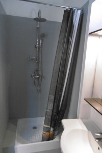 Photo de galerie - Studio 16m² entièrement rénové et meublé ... cuisine , dressing, salon, bureau, chambre et sdd