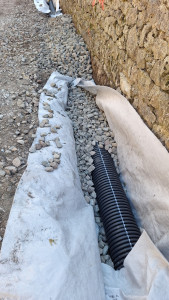 Photo de galerie - Réalisation d'un drain en pied de murs de soutènement 600ML