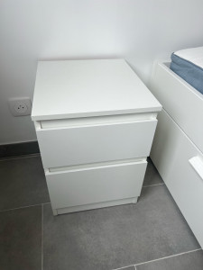 Photo de galerie - Montage table de chevet IKEA