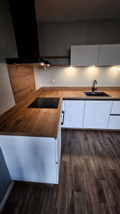 Photo de galerie - Pose d'une cuisine Schmidt.