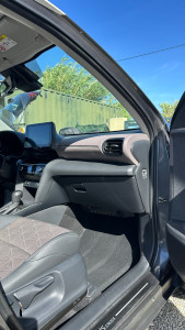 Photo de galerie - Nettoyage intérieur en profondeur pour cette Toyota Yaris Cross qui avait de la poussière et des poils de chien. 