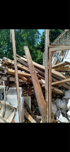 Photo de galerie - Collecte, chargement et évacuation des déchets de bois afin de libérer l’espace et de laisser le chantier propre et dégagé.