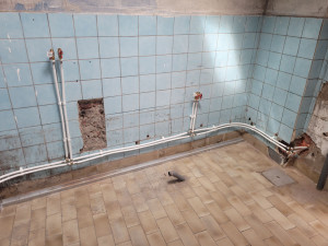 Photo de galerie - Création des attentes en multicouche pour cabine de douche et lavabo avant placage des murs de salle de bain. 