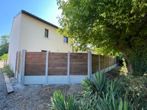 Photo de galerie - Pose de poteaux plaques béton avec lames de bois autoclave 