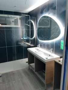 Photo de galerie - Installation salle de bain en cours . 

