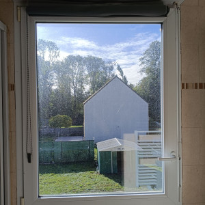 Photo de galerie - ? Avant nettoyage : les traces et les salissures ternissent le vitrage et brouillent la vue sur le jardin.