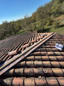 Photo de galerie - Dépose d'un faîtage bâti, puis pose d'un faîtage à sec avec closoir ventilé dans le Lot