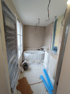 Photo de galerie - Installation d'une baignoire et de la faïence salle de bain