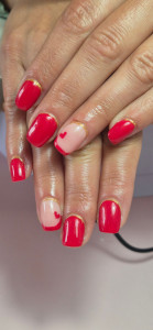 Photo de galerie - Petit rallongement demies-capsules gel avec petit nail art 
