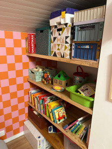 Photo de galerie - Création d'étagères en bois dans un renfoncement de chambre