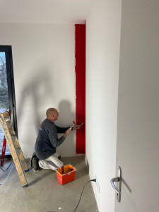 Photo de galerie - Peinture dans coin de chambre pour rappeler même couleur tête de lit 