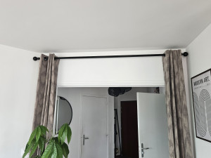Photo de galerie - Pose de rideaux pour séparer une entrée d'un séjour.