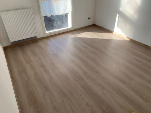 Photo de galerie - Pose de parquet flottant avec isolation acoustique + plaintes collés