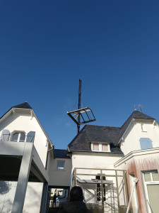 Photo de galerie - Pose de la toiture de véranda avec une grue 