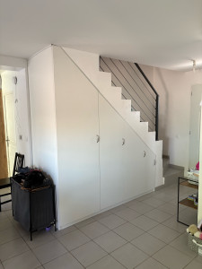 Photo de galerie - Réalisation d un meuble sous escalier sur mesure avec porte 