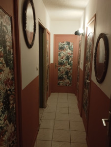 Photo de galerie - Refais couloir anciennement peint en vert. perture et choix couleur /papier peint par mes soisn