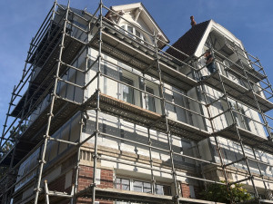 Photo de galerie - Montage d'échafaudage tubulaire multi-niveaux et travaux de rénovation de façade en hauteur en toute sécurité.