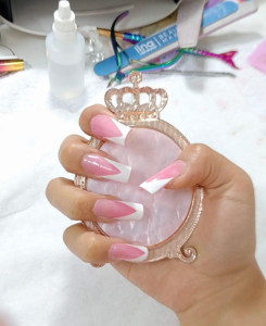 Photo de galerie - Faux ongles en gel + vernise et french 