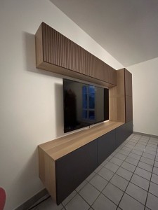 Photo de galerie - Installer Meubles TV Bibliothèque avec télé au mur 