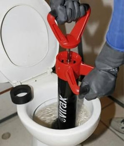 Photo de galerie - Débouchage de WC  avec une pompe qui envoie de la pression dans les toilettes
