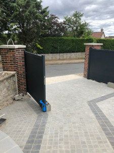 Photo de galerie - * Réalisation de piliers en briques * Pose de pavés en béton * Installation de portail battant en aluminium