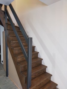 Photo de galerie - Application de teinte et vitrification d'un escalier et peinture de la rambarde.