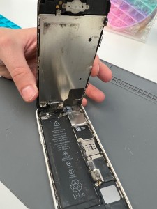 Photo de galerie - La réparation d’un iPhone 