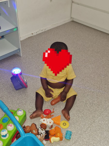 Photo de galerie - L'enfant joue avec des jeux.