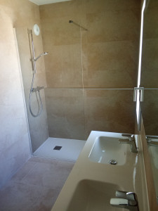 Photo de galerie - Rénovation salle de bain. Pose de bac à douche, installation du mitigeur sanitaire. Montage du lavabo.
