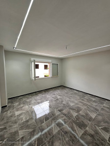 Photo de galerie - Peinture murale soignée et plafond moderne avec éclairage LED intégré.
