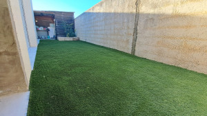 Photo de galerie - Pose pelouse synthétique avec jardinière en pierre sèche 