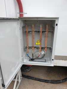 Photo de galerie - Pose de une armoire Triphasé dans un chantier provisoire 
Rénovation d'un collège 