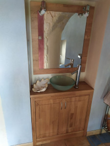 Photo de galerie - Petit meuble réalisé en chêne massif sur mesure avec son miroir et pose de vasque et robinetterie 