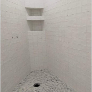 Photo de galerie - Une grande salle de bain avec une petite carrelage 10×10