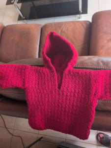 Photo de galerie - Pull capuche 2 ans au crochet 
