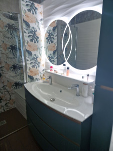 Photo de galerie - Salle d eau entièrement rénovée avec corps de douche encastrée et tête de pluie 