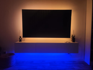 Photo de galerie - Tv accroché au mur et meuble suspendu 